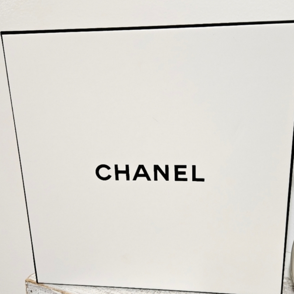 Authentic CHANEL Gift Box EUC, white and black  8.5"×8.5"×3.75"
